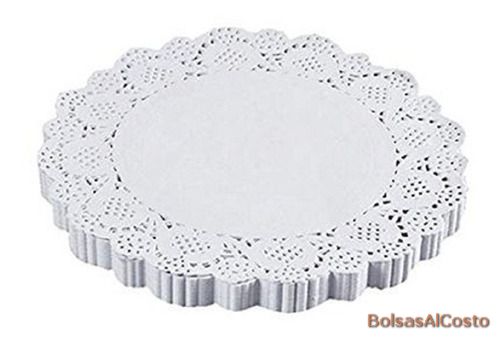 Blondas BlancasLas blondas de papel blancas caladas son delicados adornos de encaje que añaden un toque elegante a cualquier ocasión. Su diseño intricado y detallado presenta patrones florales y filigranas, resaltando la artesanía y la belleza. Estas blondas son de color blanco, lo que les confiere una apariencia clásica y sofisticada. Hechas de papel resistente, son ideales para decorar mesas, cupcakes, regalos y manualidades. Aportan un encanto romántico a bodas, fiestas y celebraciones, convirtiéndose en un elemento imprescindible para quienes buscan realzar la estética con un toque vintage y elegante. Caladas N°13